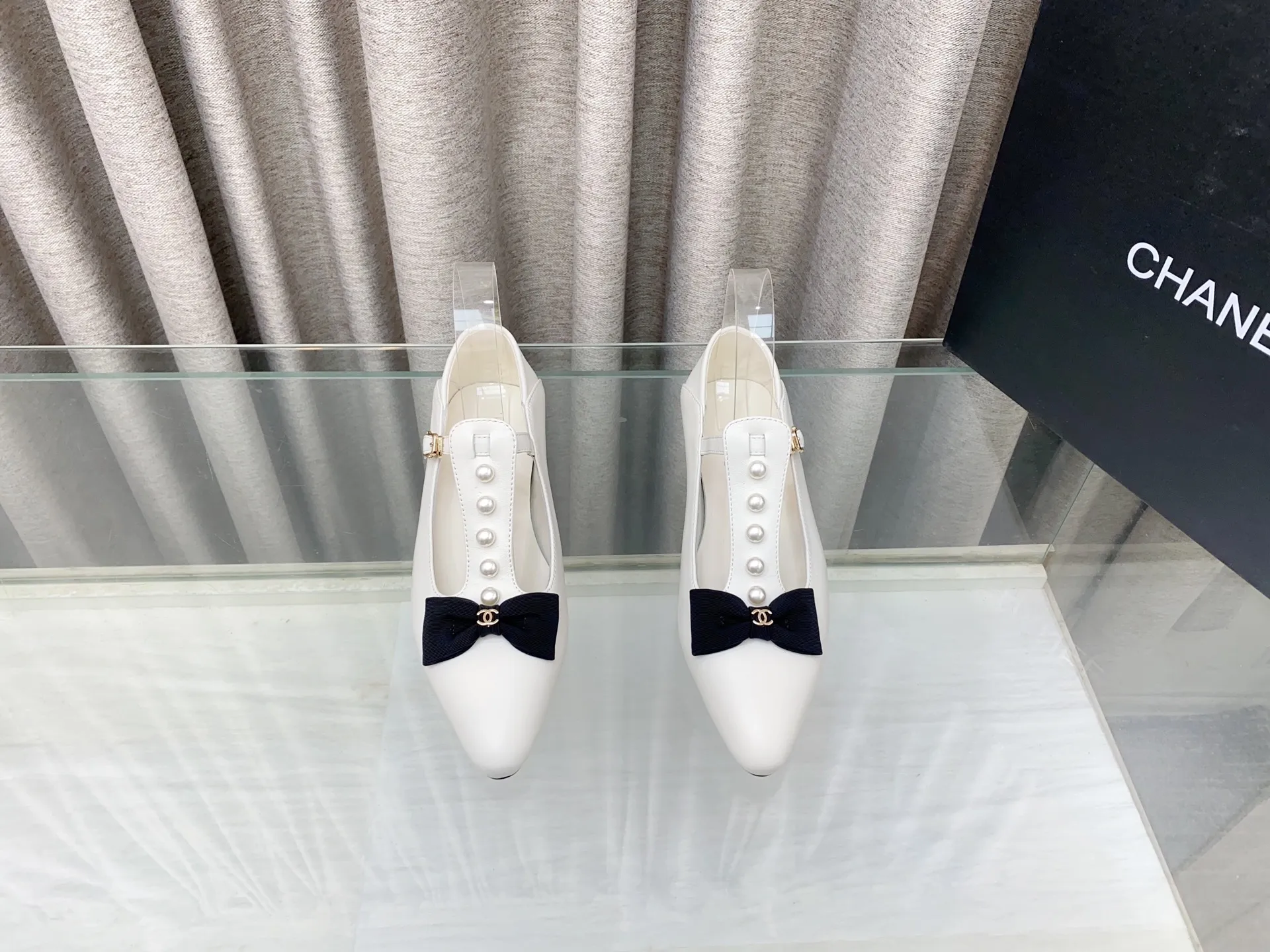 👟👟Ex-factory price 620👟👟 25Ss new spring and summer Chanel small fragrant pearl bow Mary Jane shoes. The cute bow decoration is playful and elegant ~ the upper is decorated with pearls, full of exquisiteness, and you can walk properly and beautifully! It's 100% sweet and so beautiful that you can't take your eyes away. It's comfortable and not tiring for your feet. It lengthens your leg lines! Have beauty and wear it with your own style and attitude! Upper: Lambskin Lining: Lambskin lining Sole: Italian genuine leather sole Size: 35-39 (40, 41 customizations are not returnable)